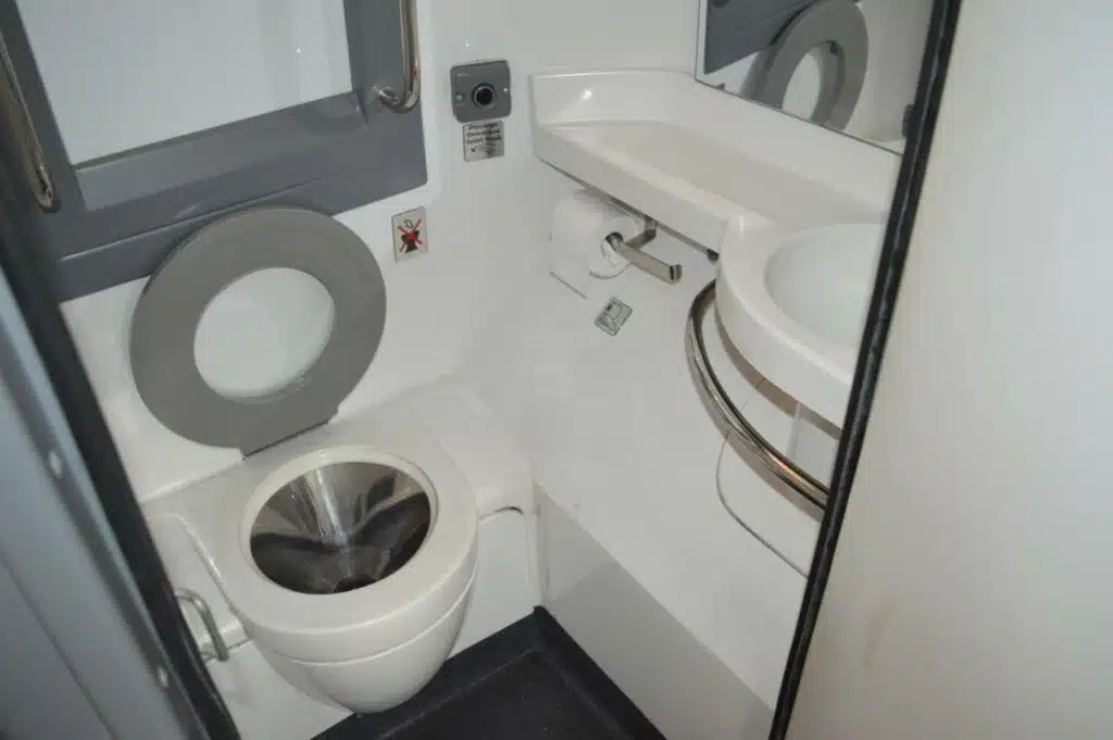 Inspirações de design compacto para banheiros em skoolies