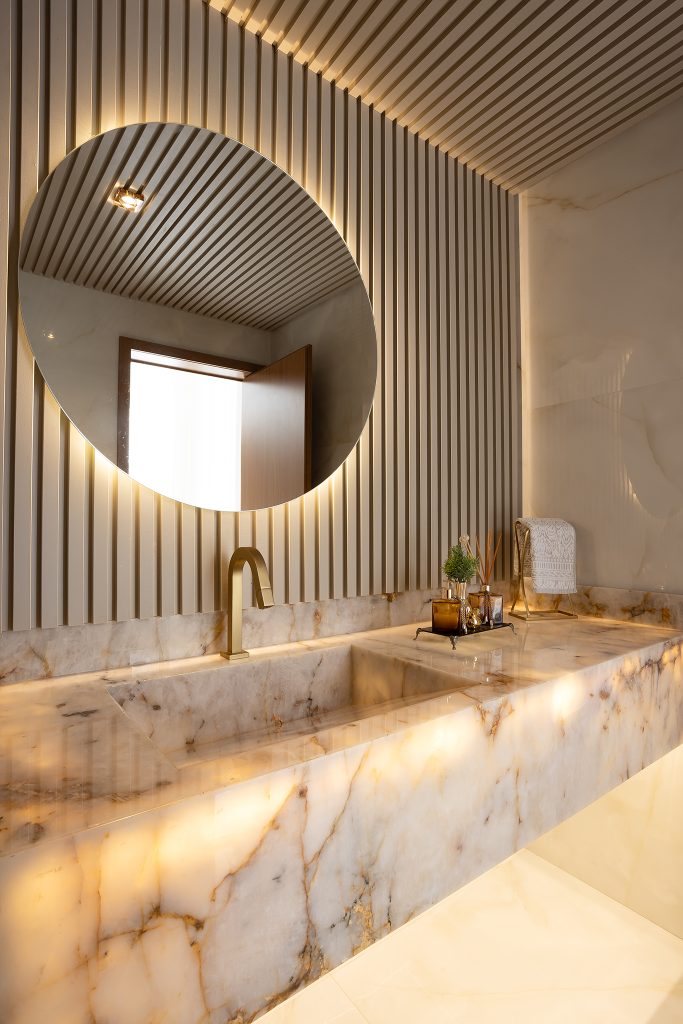 banheiro com decoracao de sol