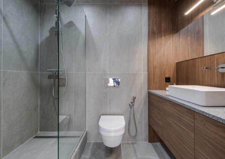 banheiro com decoracao de sol