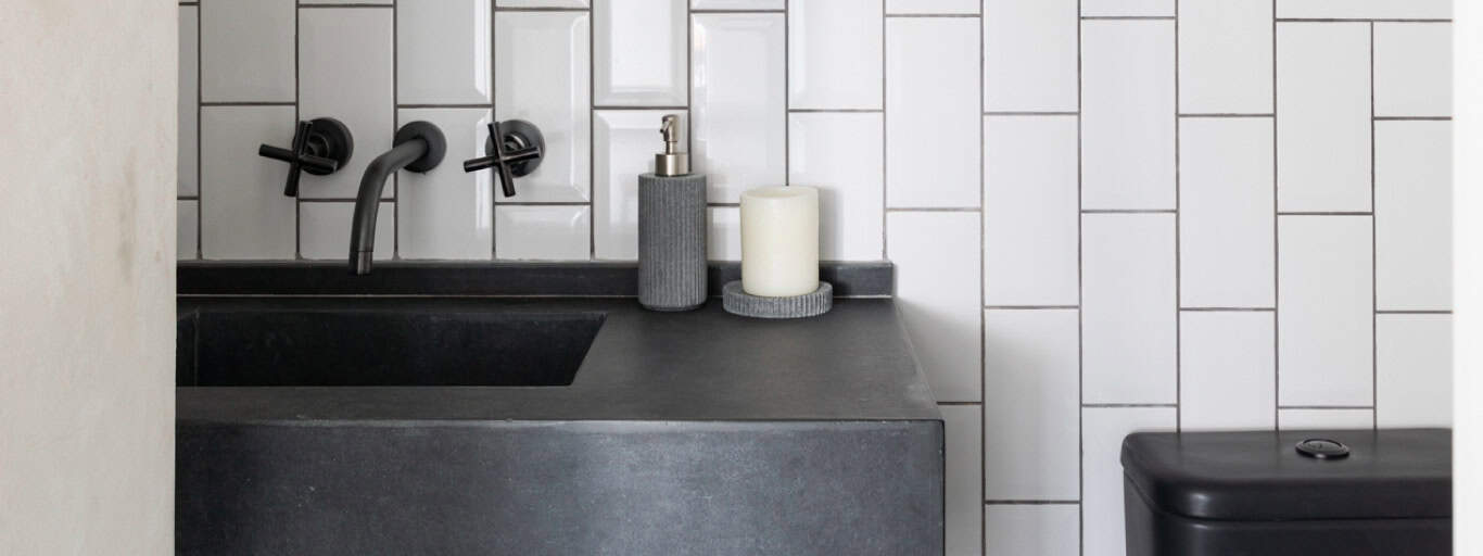 banheiro com decoracao industrial com pintura preta fosca