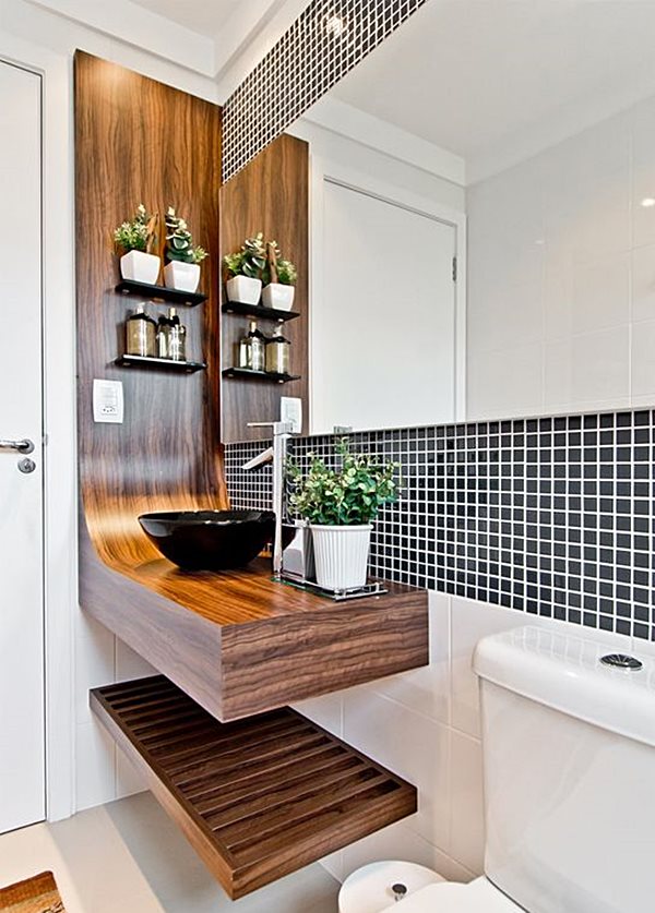 banheiro com detalhes em madeira
