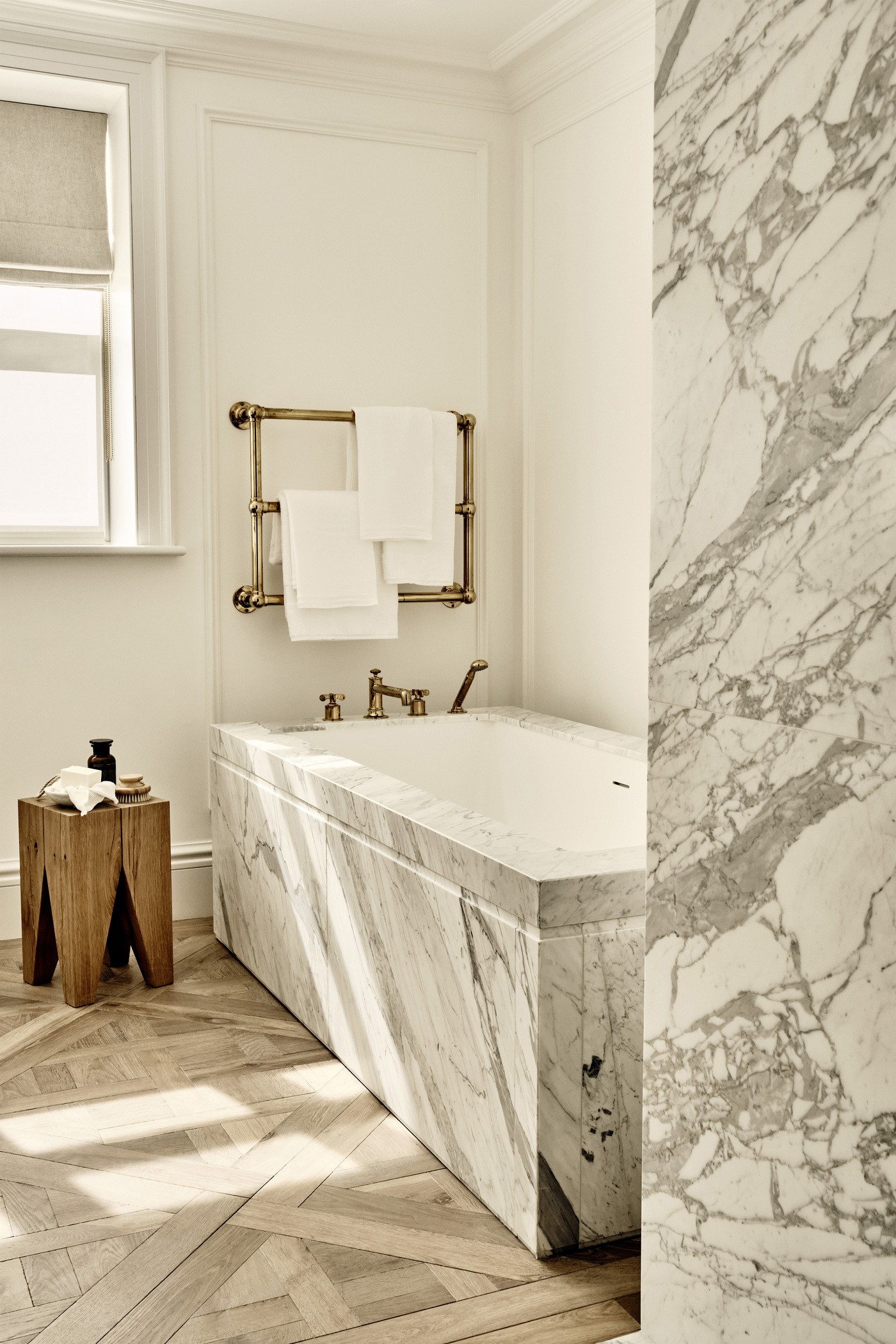 tendências de design para banheiros com madeira