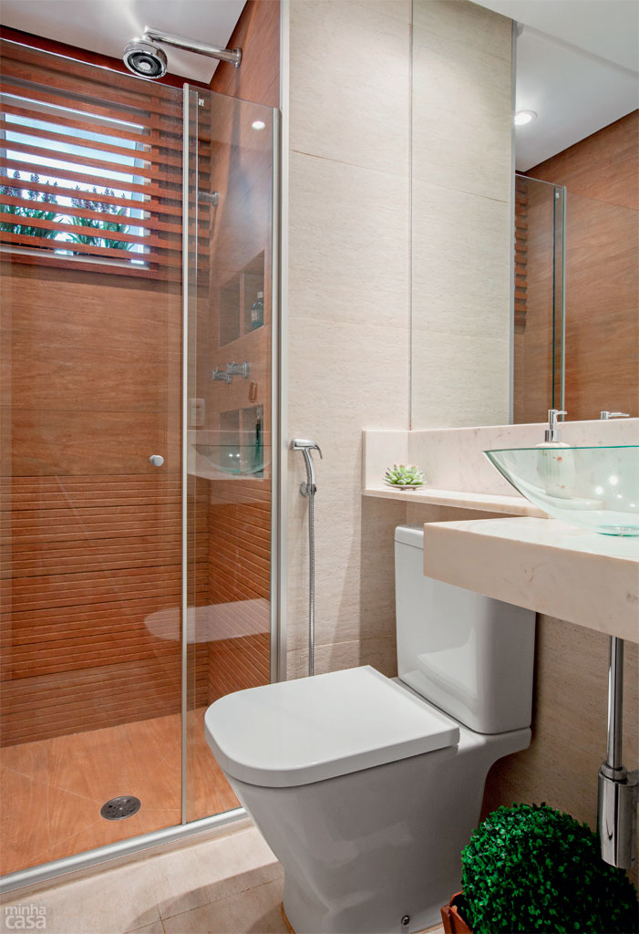 banheiro com detalhes em madeira