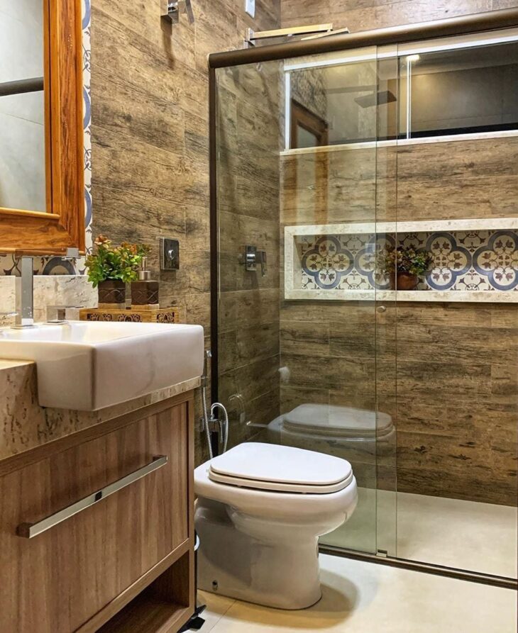 banheiro com detalhes em madeira