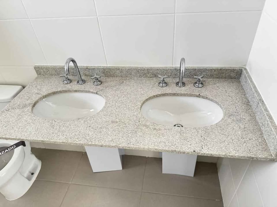 Como escolher o material ideal para a bancada do seu banheiro duplo