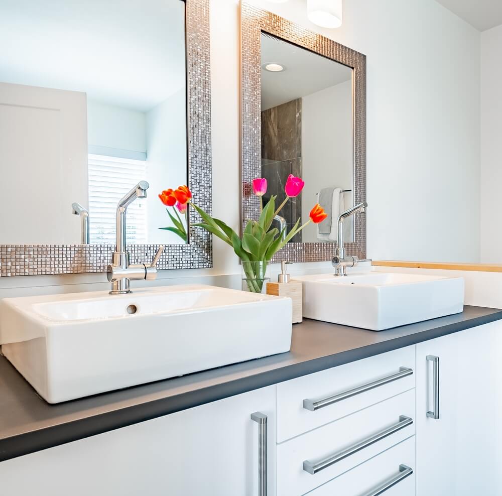 banheiro com duas cubas