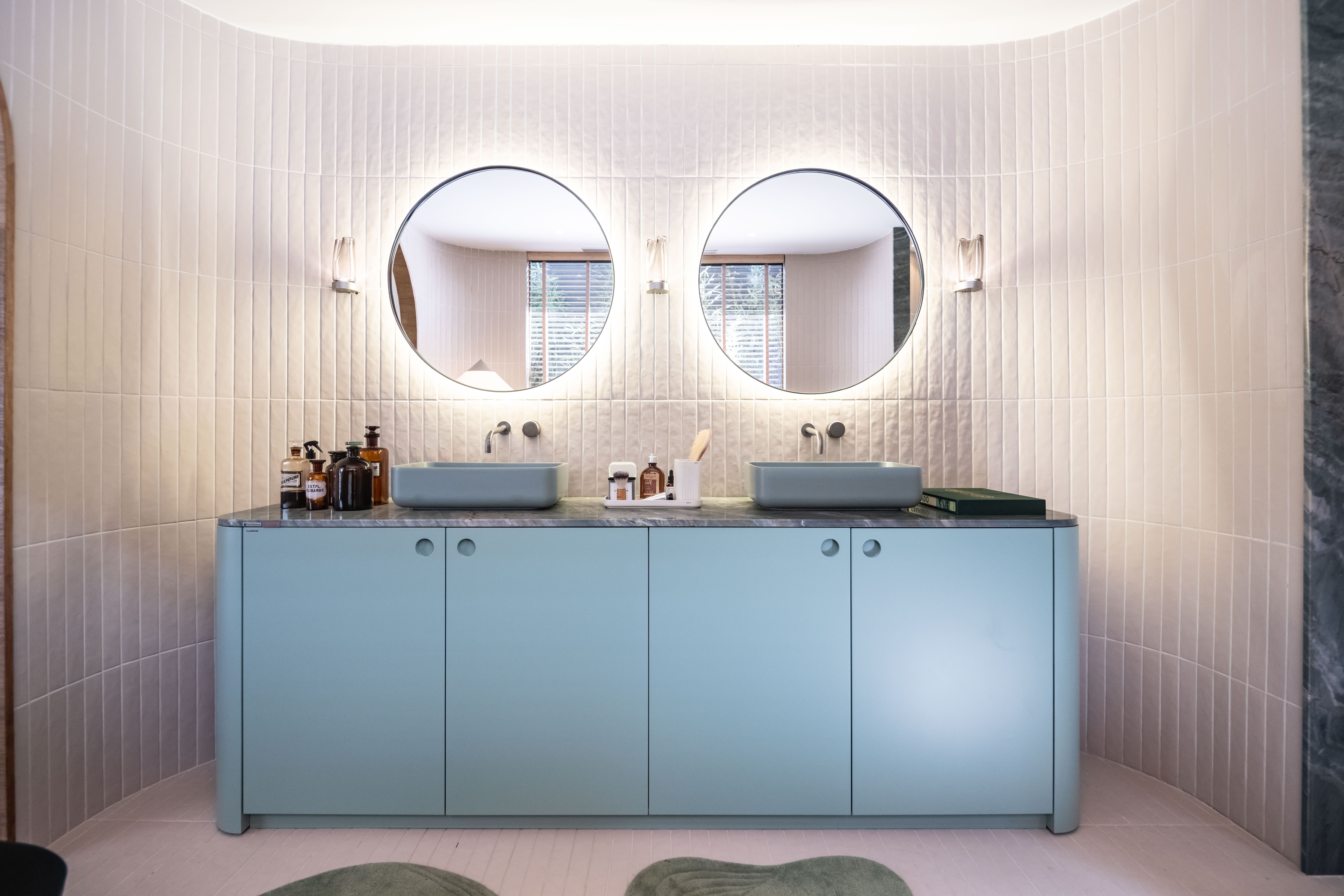 Como escolher o material ideal para a bancada do seu banheiro duplo