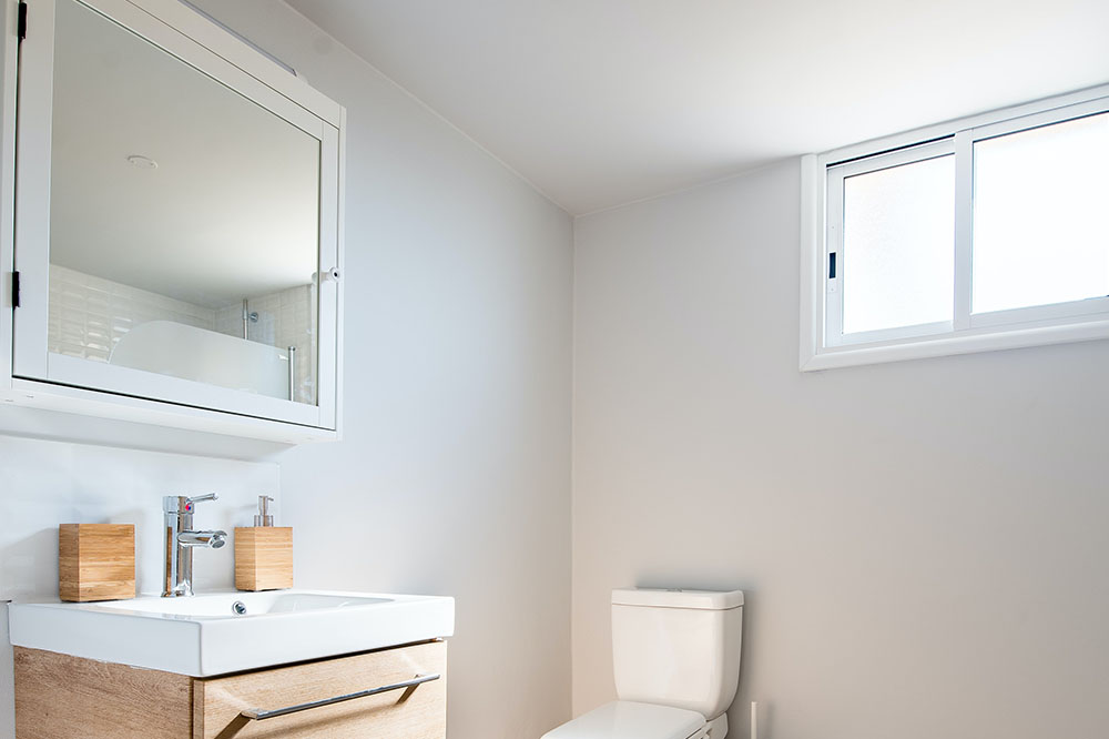 banheiro com janela maxim ar de aluminio