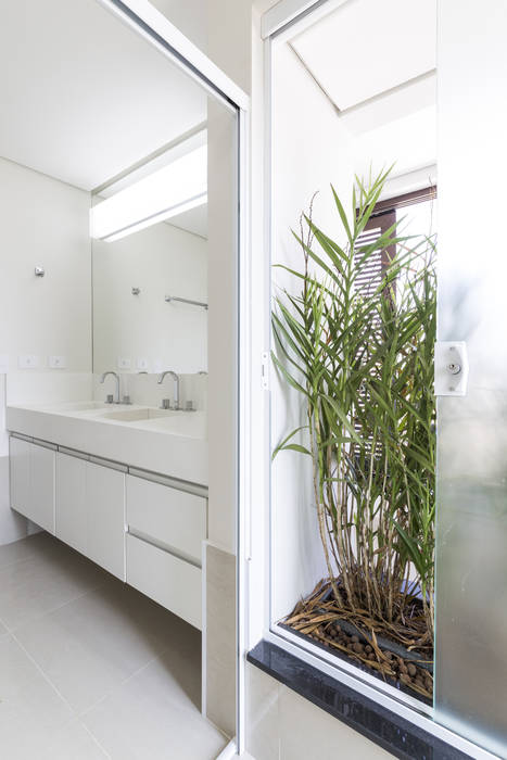 banheiro com jardim de inverno