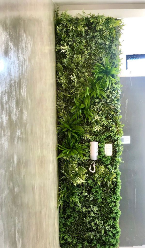 banheiro com jardim vertical