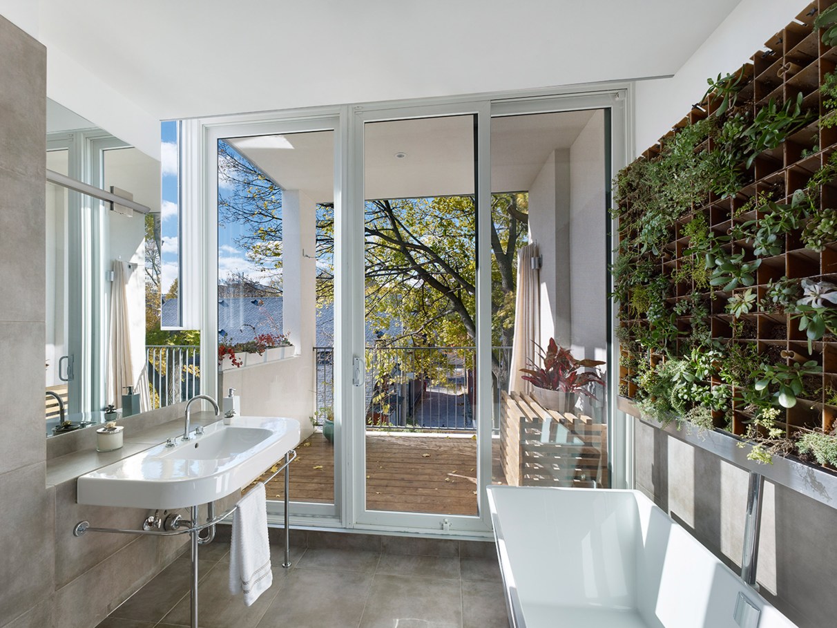 DIY: Crie seu Jardim Vertical no Banheiro com Dicas de Instalação e Materiais