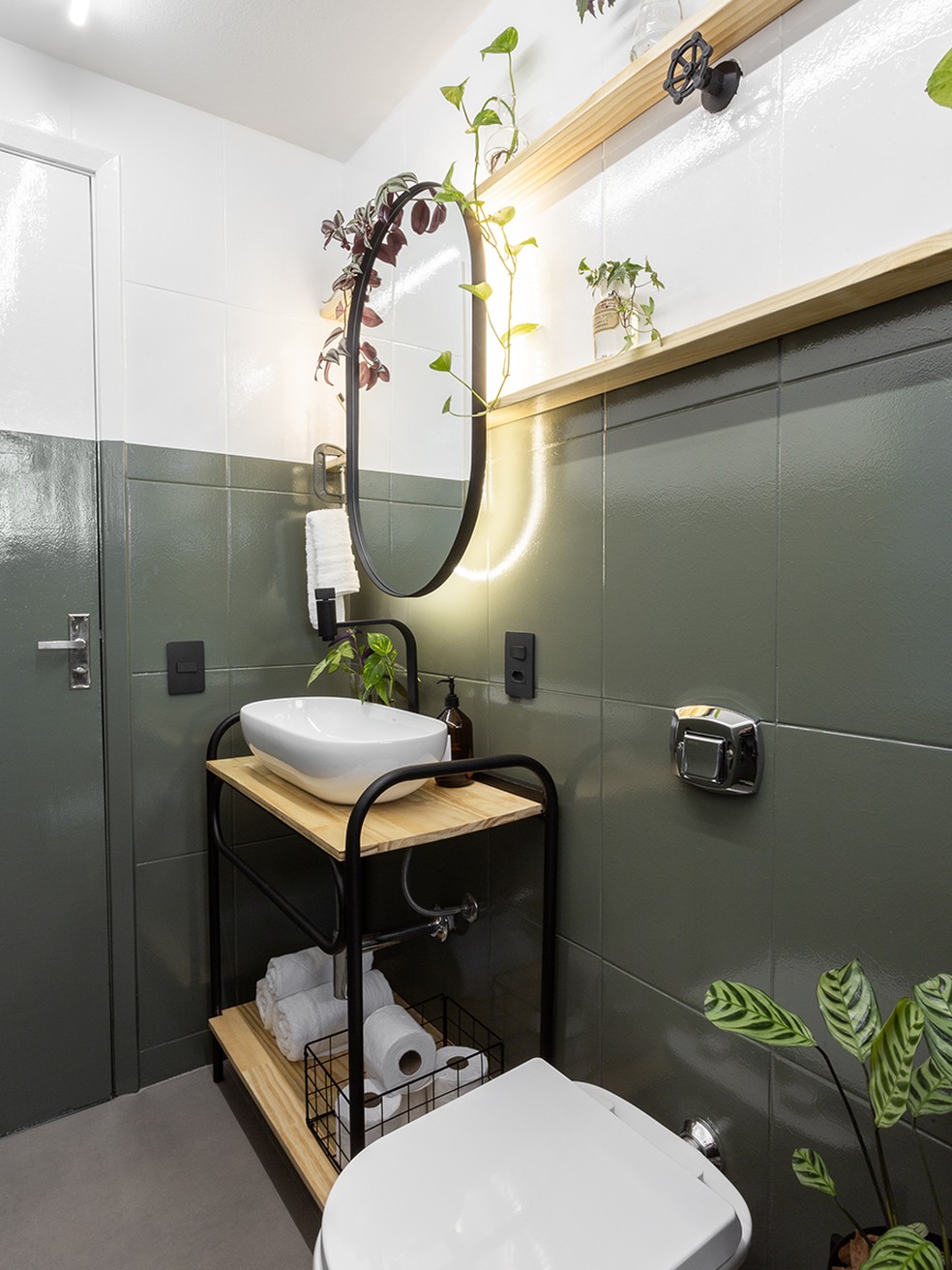 banheiro com pintura geometrica