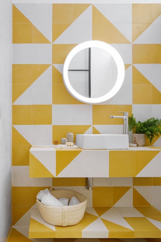 pintura geométrica banheiro moderno