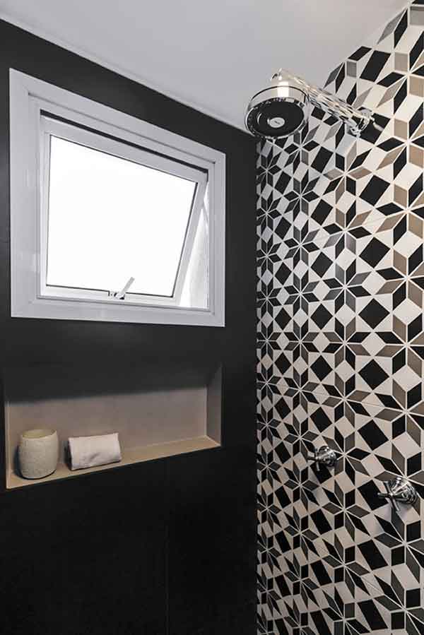 pintura geométrica banheiro moderno