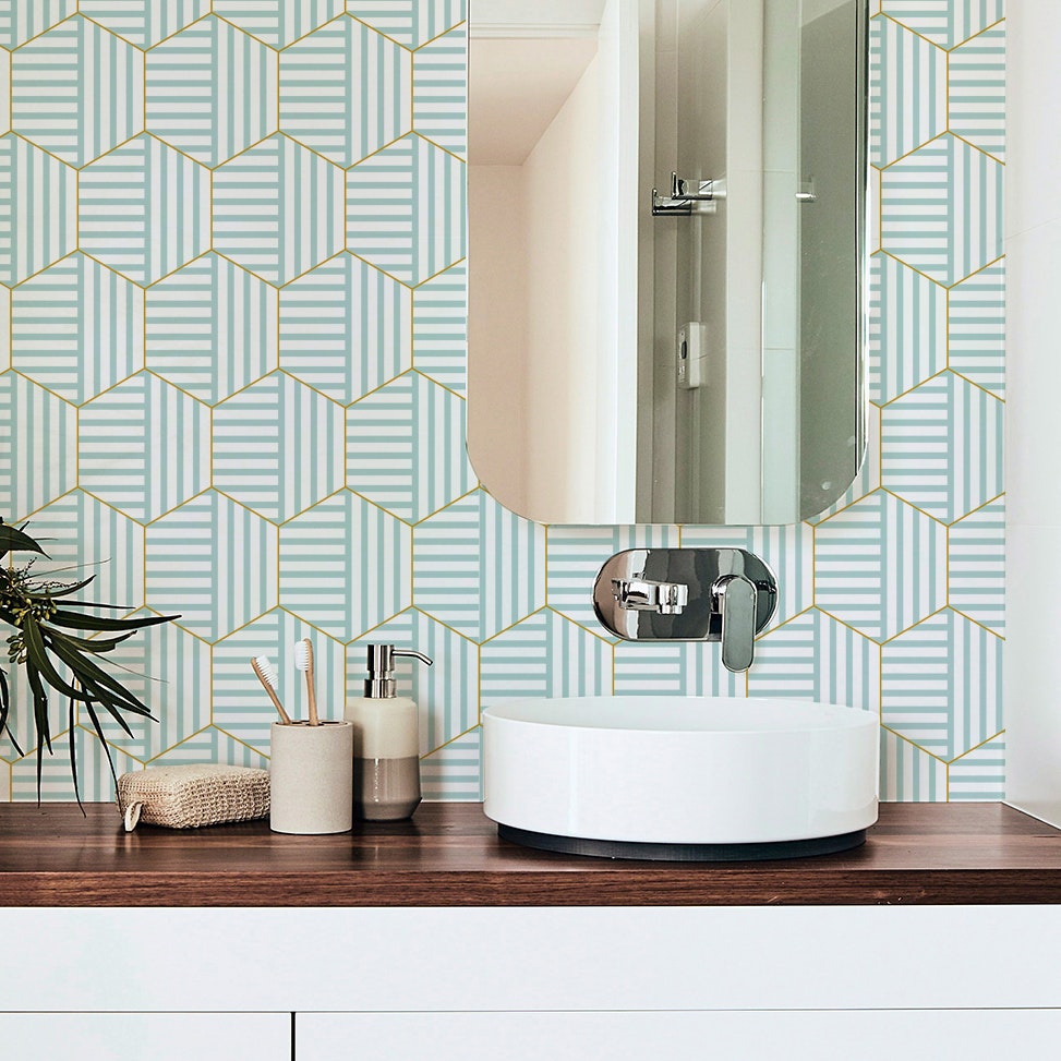 banheiro com pintura geometrica