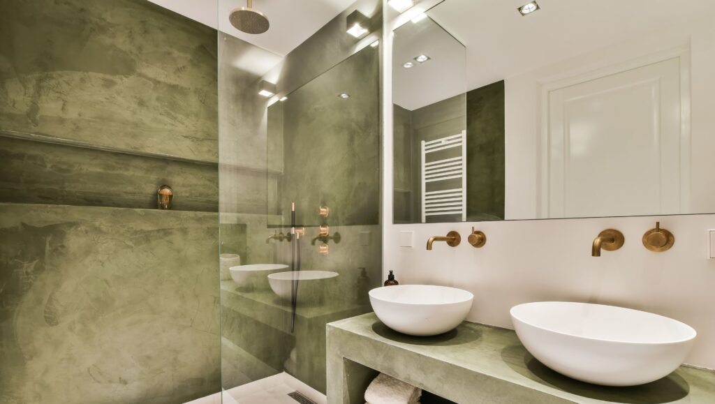 erros comuns ao decorar banheiro pequeno e como evitar