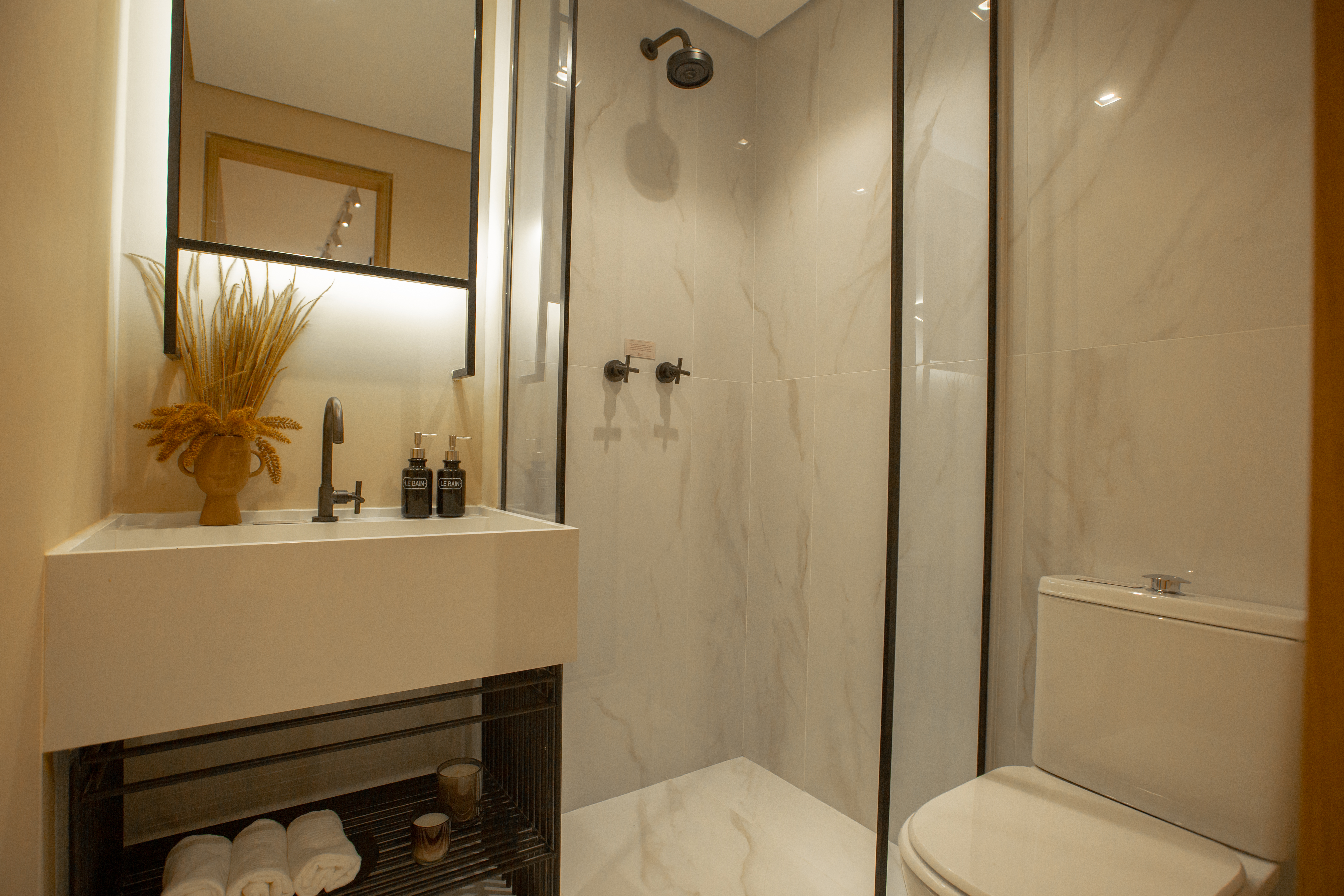 banheiro pequeno com revestimento claro