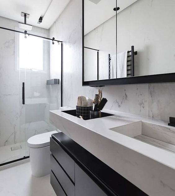 banheiro preto e branco