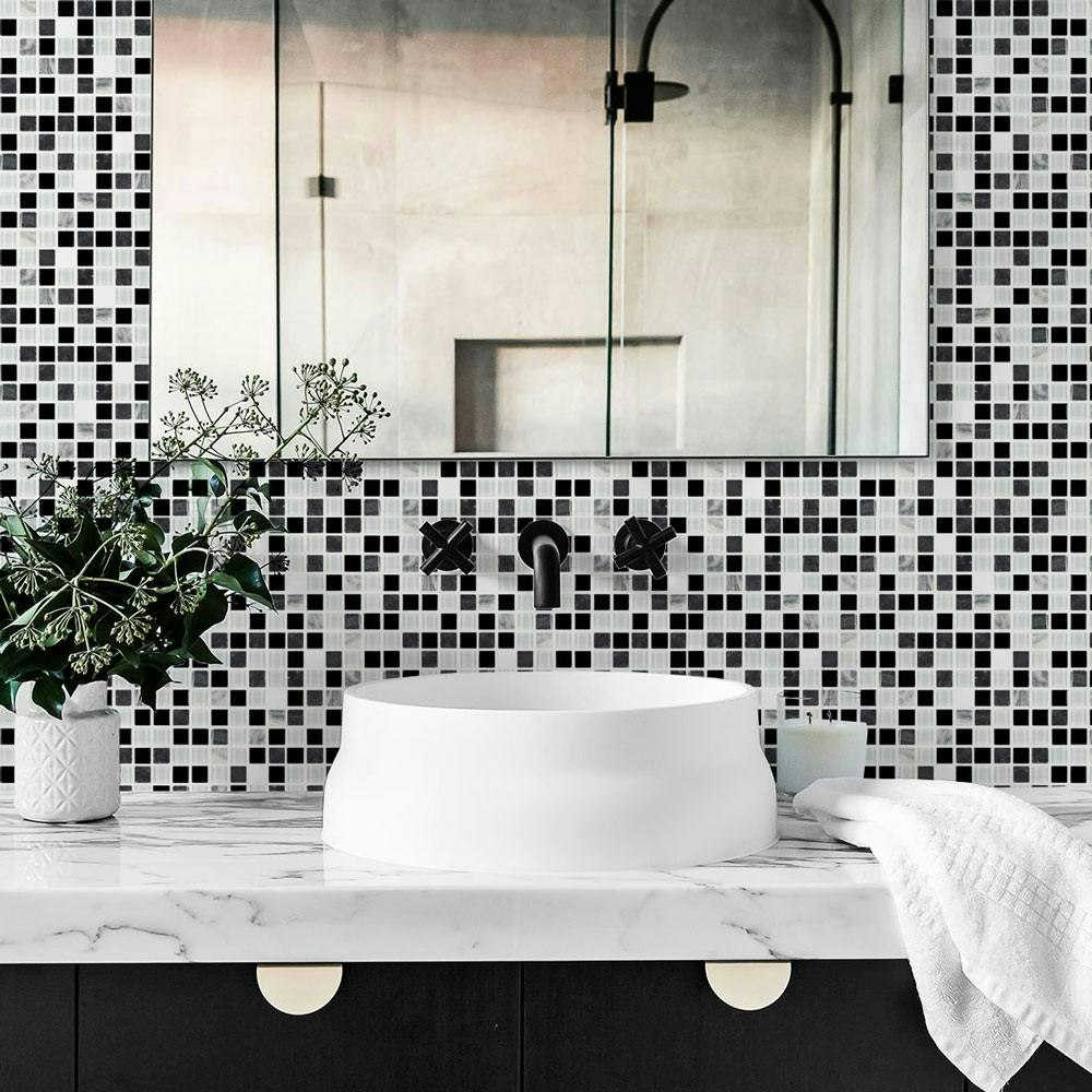 A Importância da Iluminação em Banheiros Preto e Branco