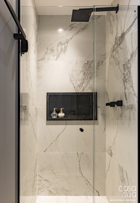 banheiro preto e branco