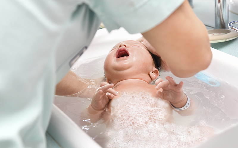 Banho em Bebês Maiores: Dicas para Tornar o Momento Divertido e Seguro