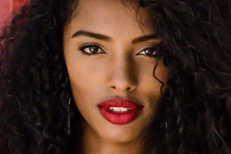 Guia completo dos batons vermelhos de longa duração que realmente funcionam