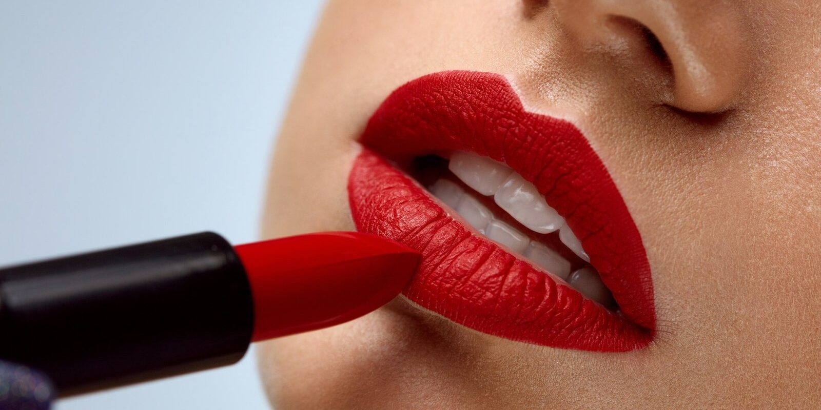 Guia completo dos batons vermelhos de longa duração que realmente funcionam
