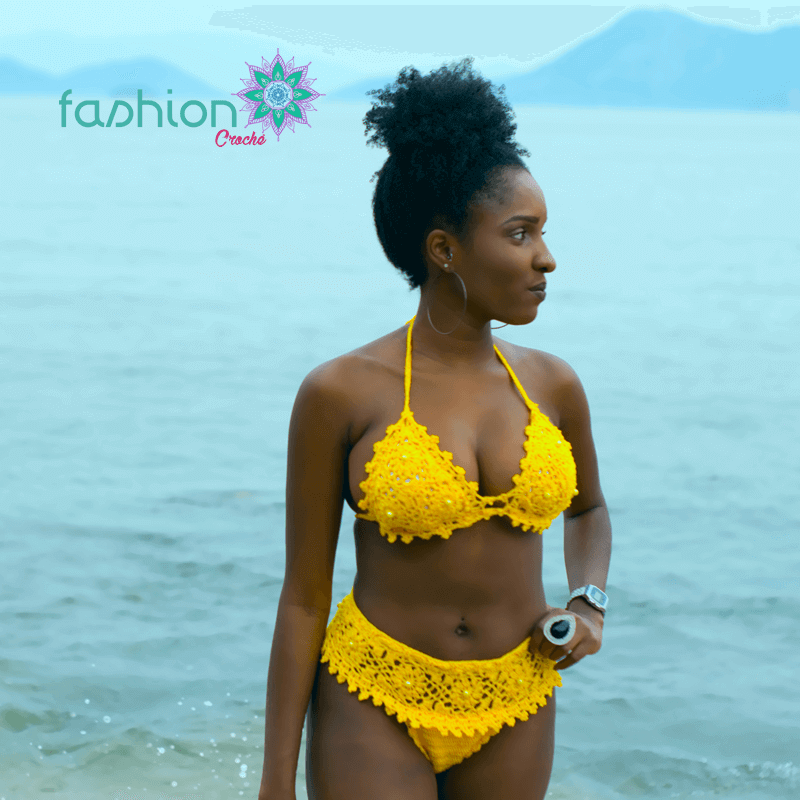 Como usar saias e acessórios com biquínis de crochê