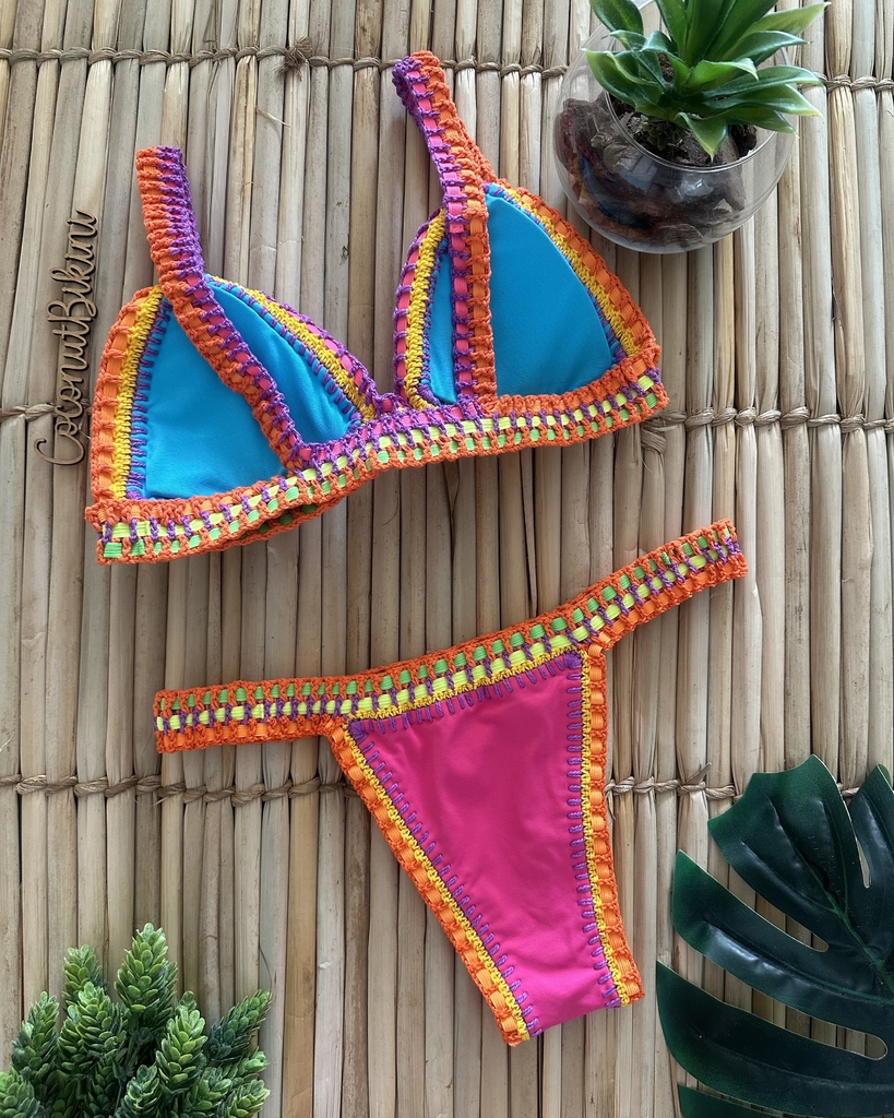 Como usar saias e acessórios com biquínis de crochê