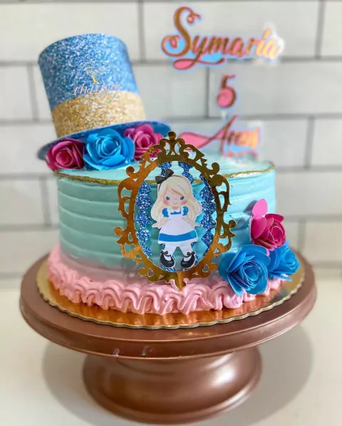 Como Criar um Bolo de Andares Incrível com Tema Alice
