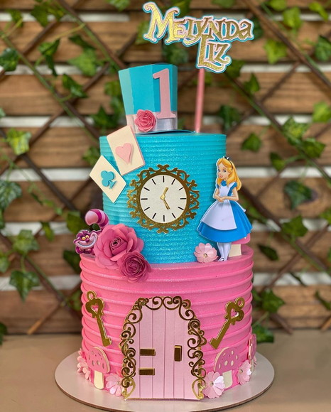 Como Criar um Bolo de Andares Incrível com Tema Alice