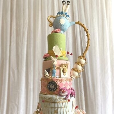 Bolo Fake Alice: Vantagens e Materiais para sua Festa