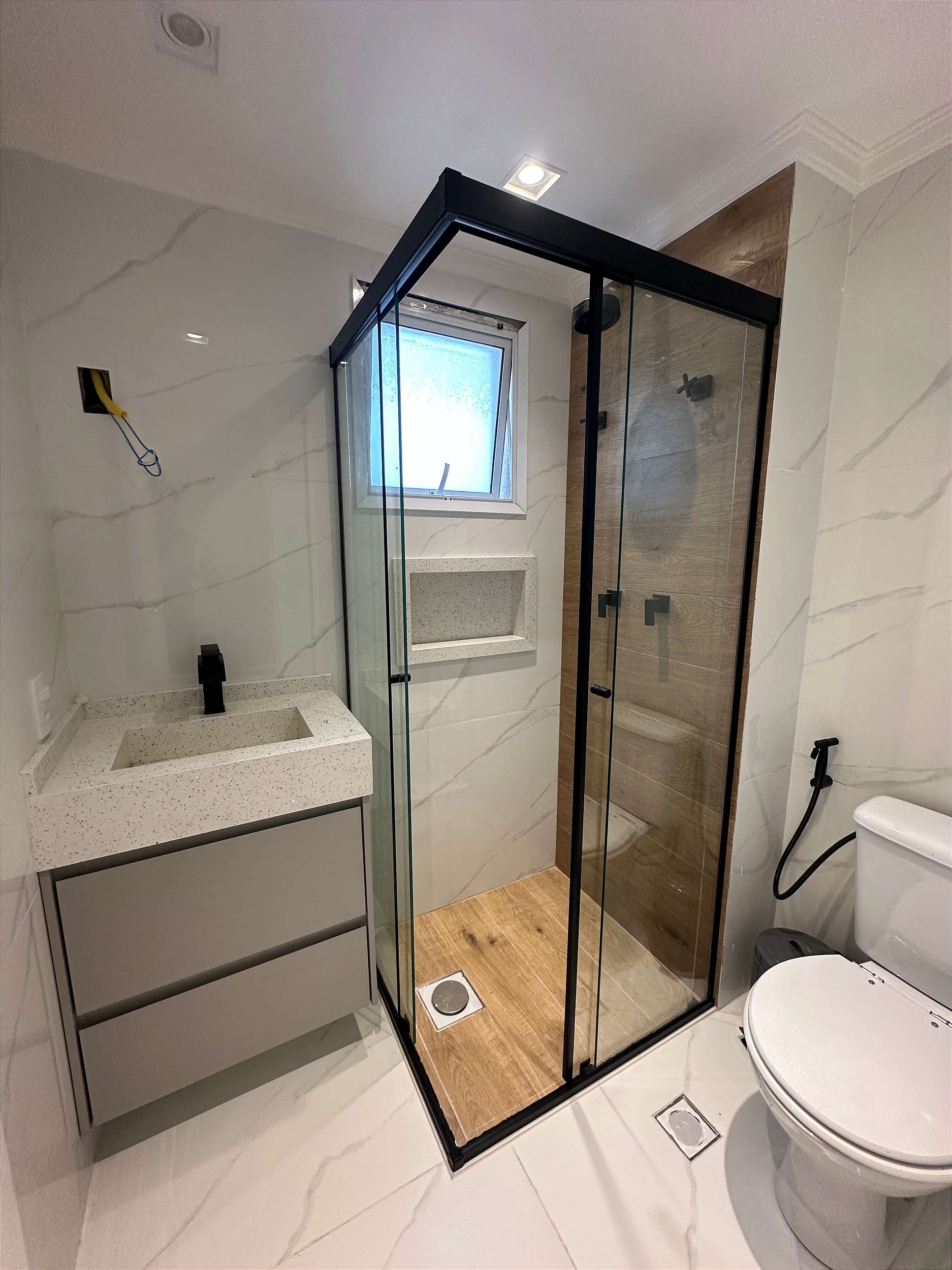 10 ideias de box de canto para banheiros pequenos