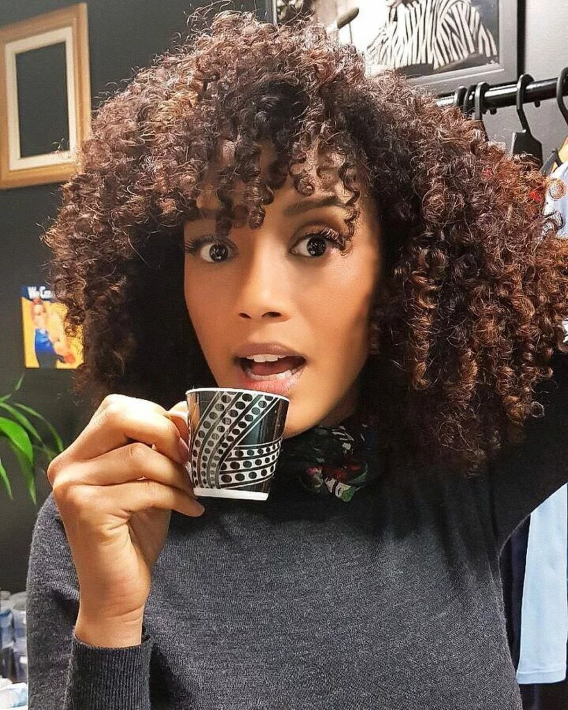 4B e 4C; Rotina de Cuidados Essenciais para Cabelos 4B: Hidratação e Nutrição Profunda; Dedoliss e Outras Técnicas de Finalização para Definir o Cabelo 4B; Produtos Indispensáveis para Cabelos 4B: Combata o Ressecamento e o Frizz