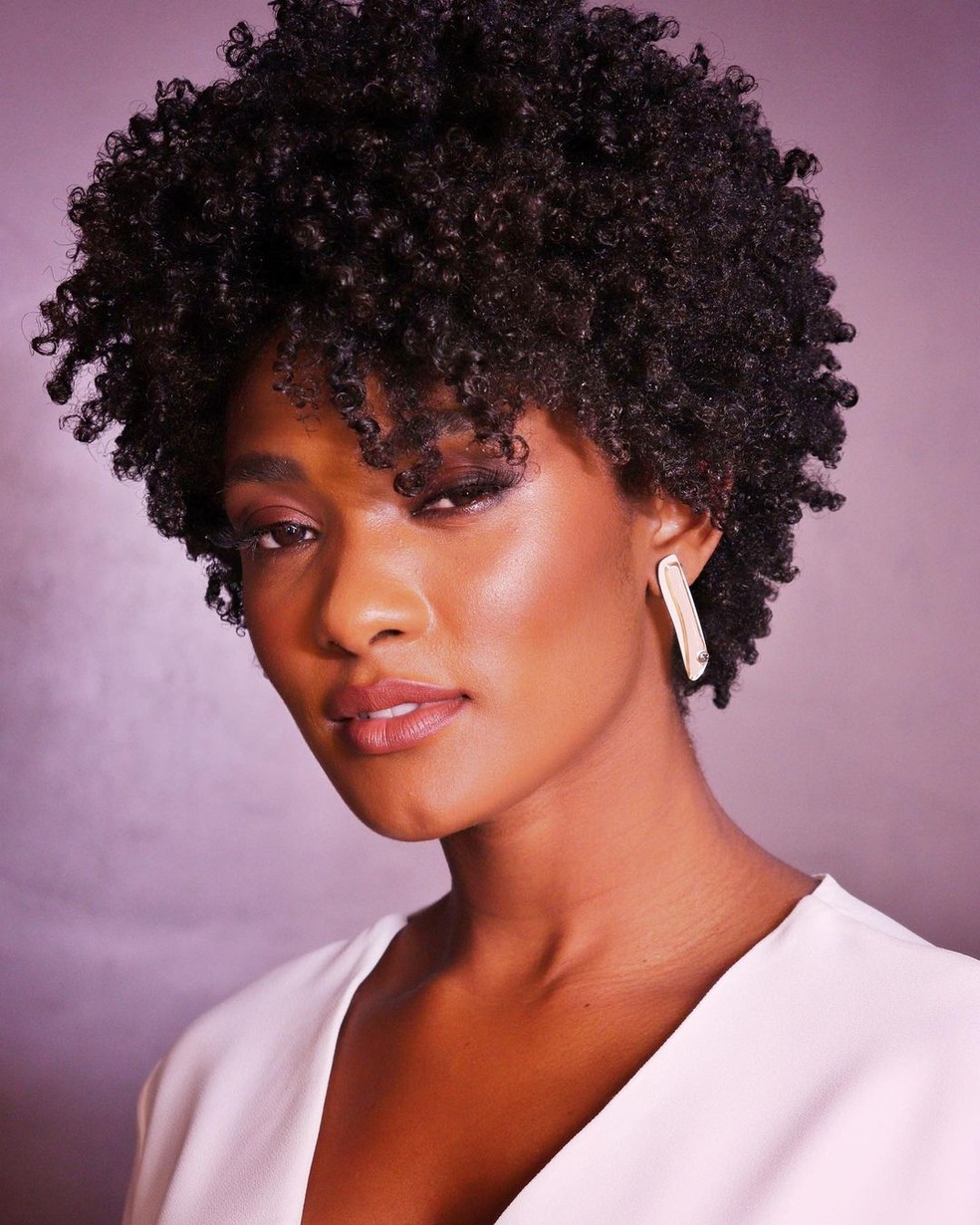 4B e 4C; Rotina de Cuidados Essenciais para Cabelos 4B: Hidratação e Nutrição Profunda; Dedoliss e Outras Técnicas de Finalização para Definir o Cabelo 4B; Produtos Indispensáveis para Cabelos 4B: Combata o Ressecamento e o Frizz