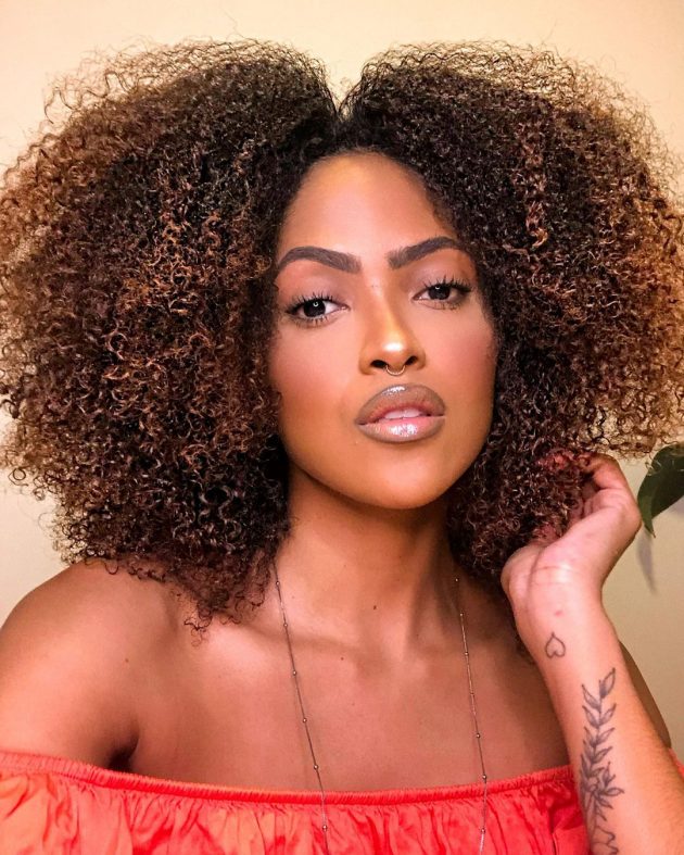 4B e 4C; Rotina de Cuidados Essenciais para Cabelos 4B: Hidratação e Nutrição Profunda; Dedoliss e Outras Técnicas de Finalização para Definir o Cabelo 4B; Produtos Indispensáveis para Cabelos 4B: Combata o Ressecamento e o Frizz