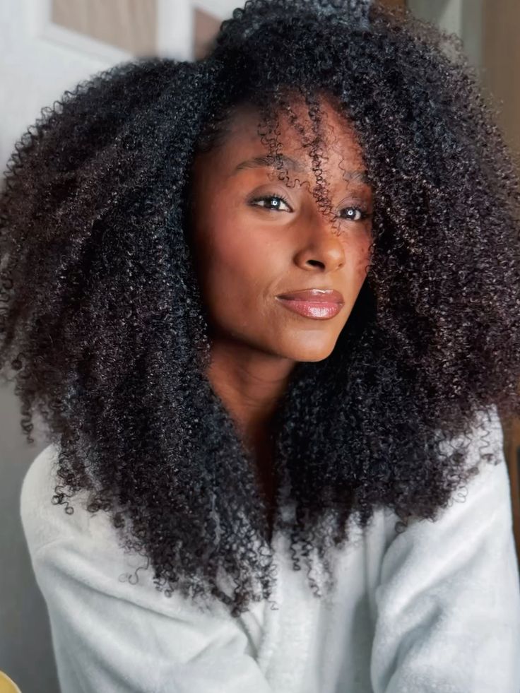 4B e 4C; Rotina de Cuidados Essenciais para Cabelos 4B: Hidratação e Nutrição Profunda; Dedoliss e Outras Técnicas de Finalização para Definir o Cabelo 4B; Produtos Indispensáveis para Cabelos 4B: Combata o Ressecamento e o Frizz