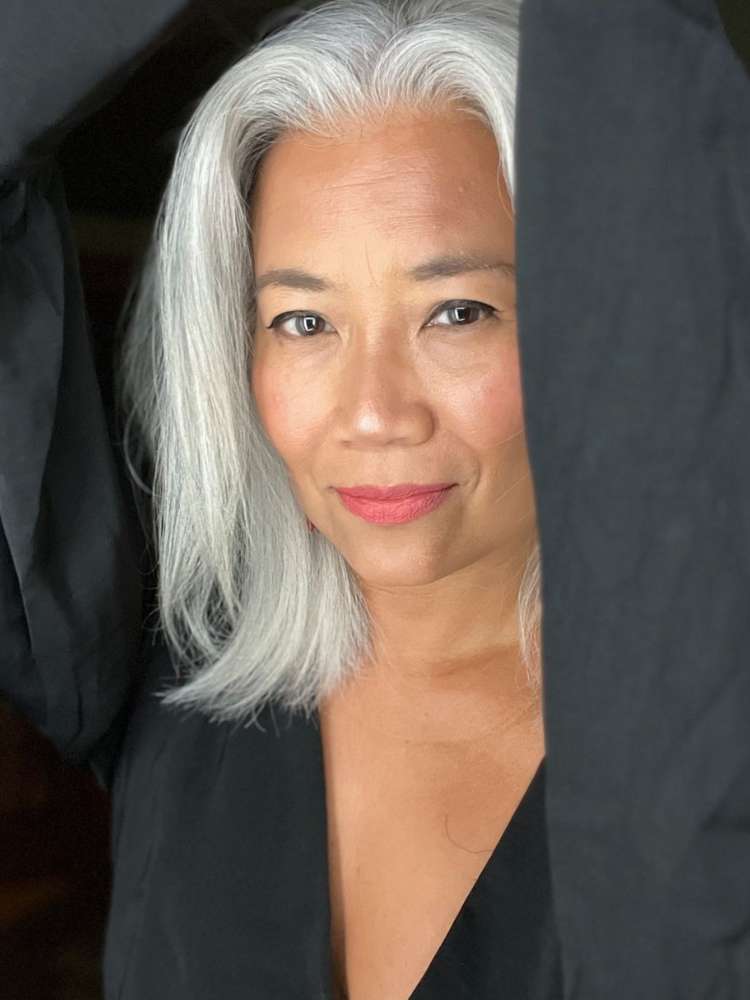 Guia completo: Como fazer a transição para o cabelo branco natural