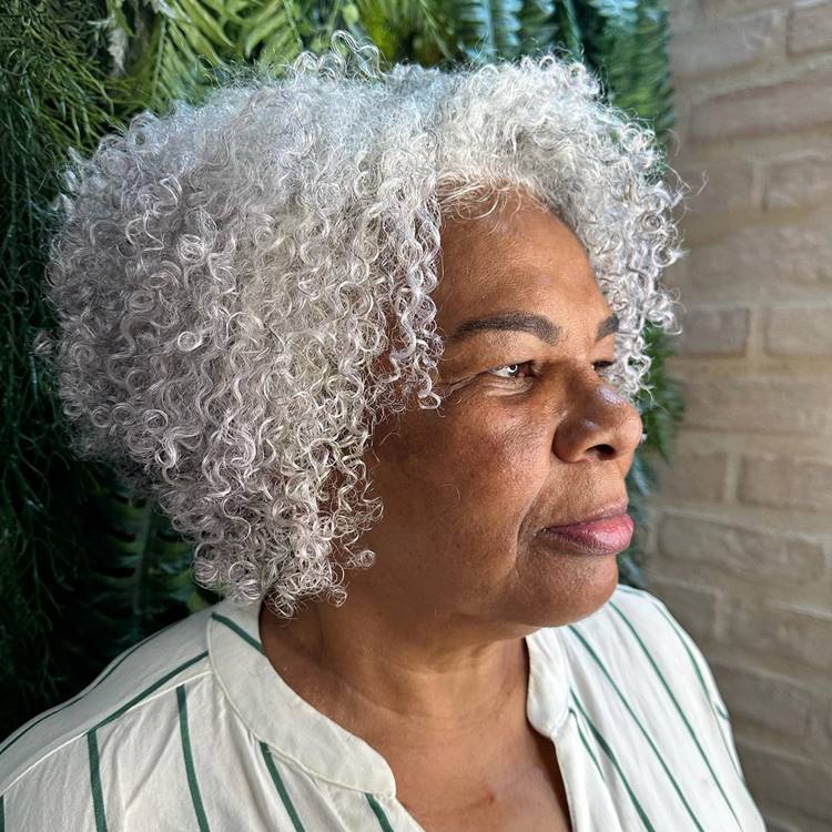 Shampoo Matizador: Como Escolher e Usar para Evitar o Amarelamento dos Fios Brancos