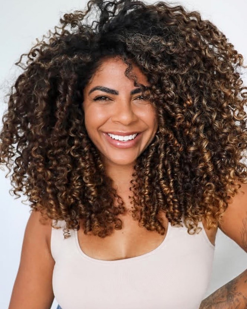 cabelo cacheado iluminado mel