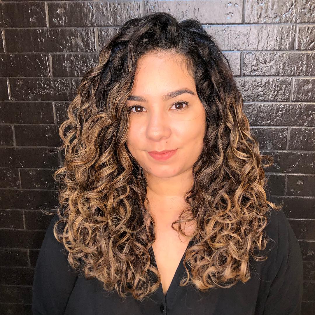 melhor tratamento para cabelo cacheado iluminado mel