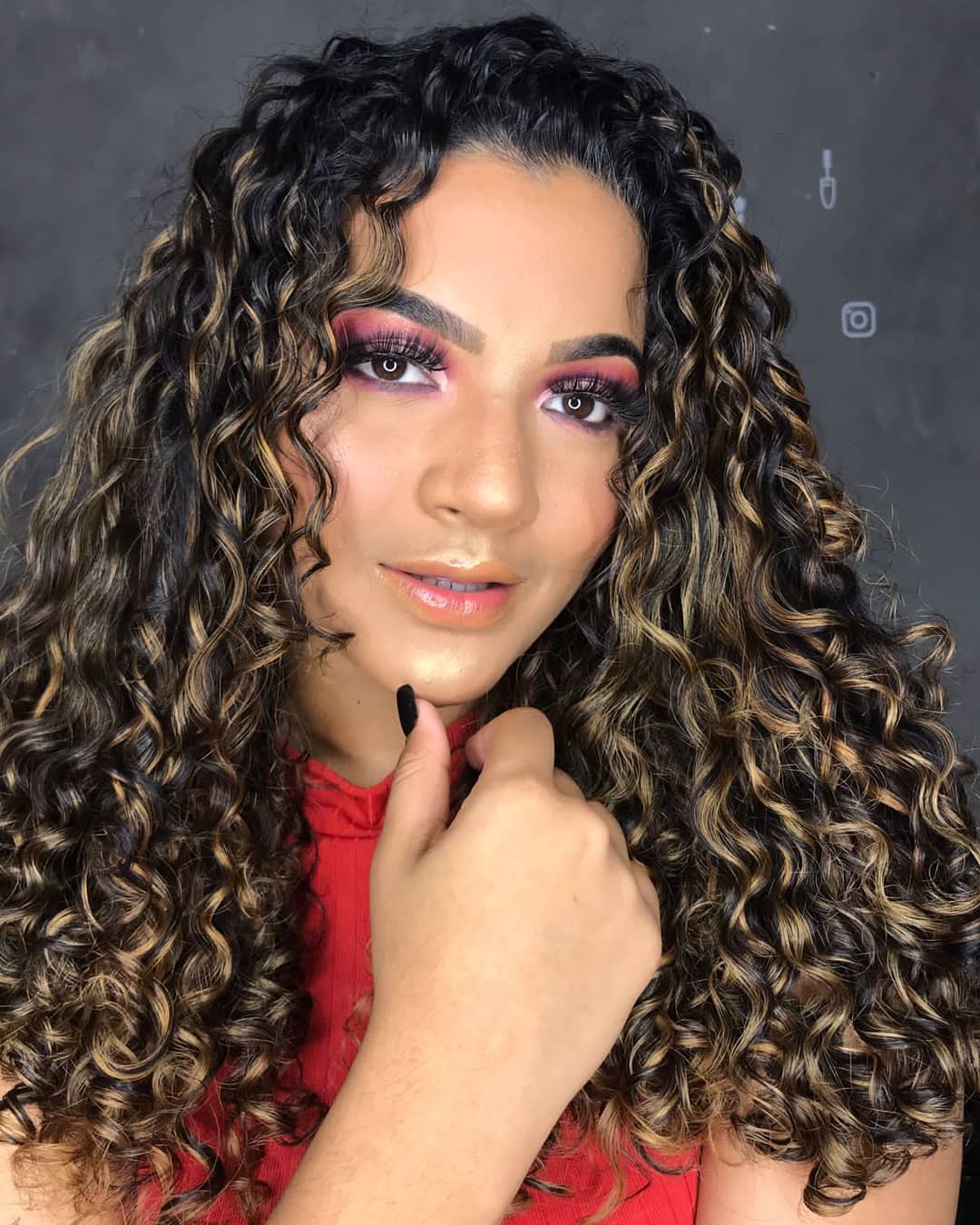 cabelo cacheado iluminado mel ou caramelo