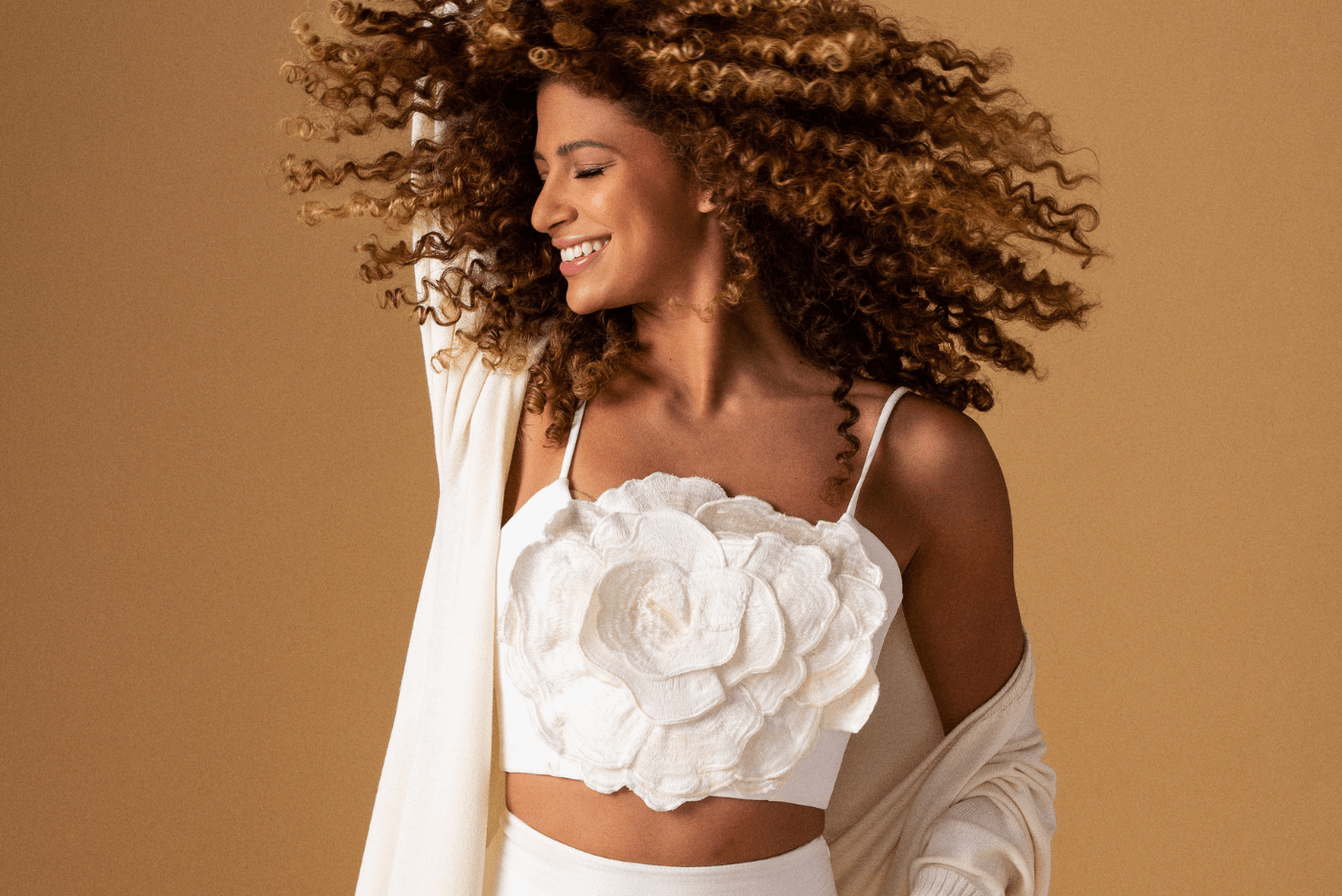 melhor tratamento para cabelo cacheado iluminado mel