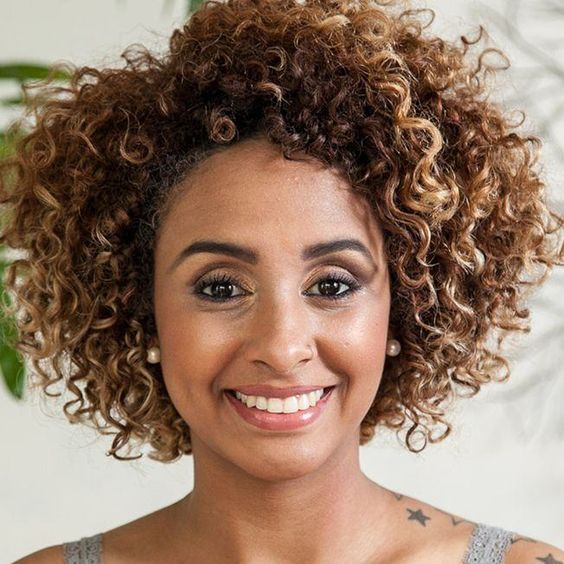 cabelo cacheado iluminado mel ou caramelo