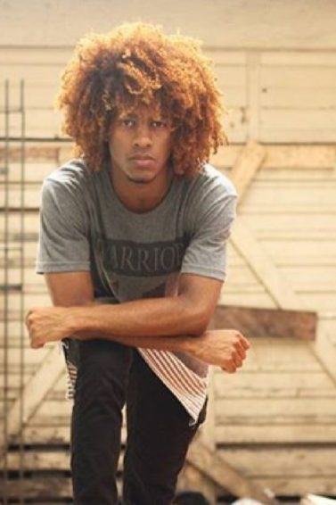 cabelo cacheado iluminado mel ou caramelo