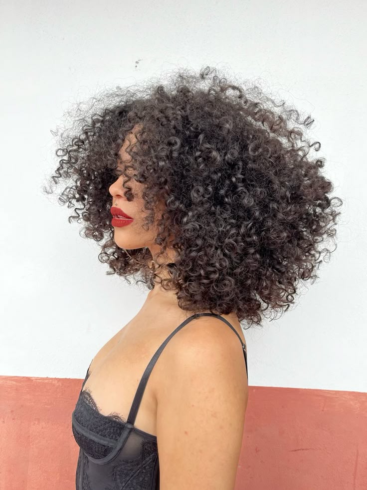 Penteados práticos e estilosos para cabelo cacheado curto no dia a dia