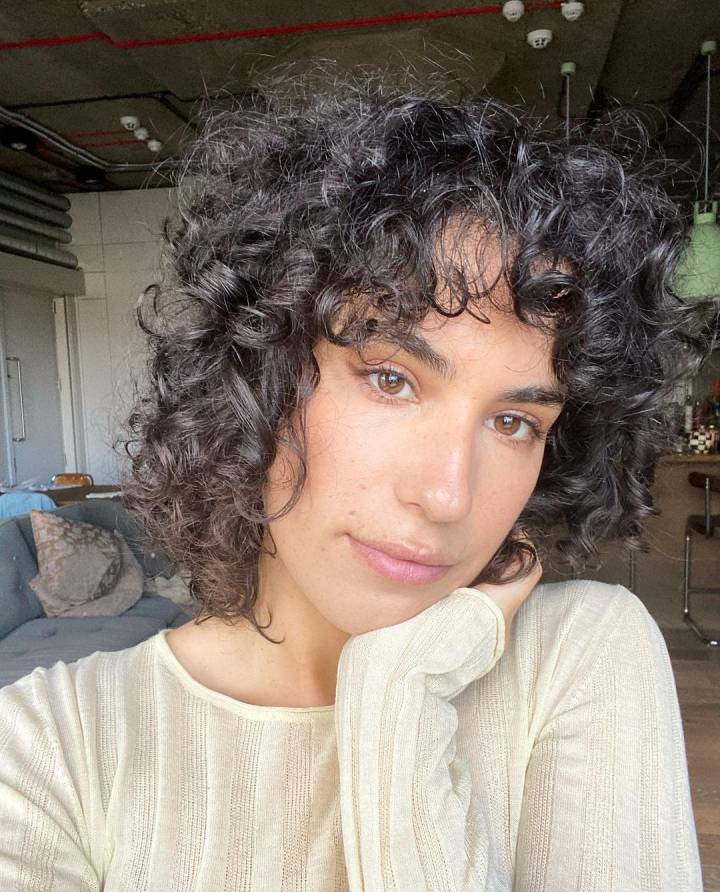 Cabelo cacheado curto: mitos e verdades sobre a manutenção e cuidados