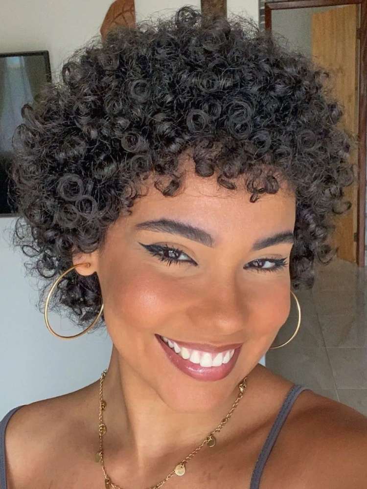 Como escolher o corte de cabelo cacheado curto ideal para seu tipo de rosto