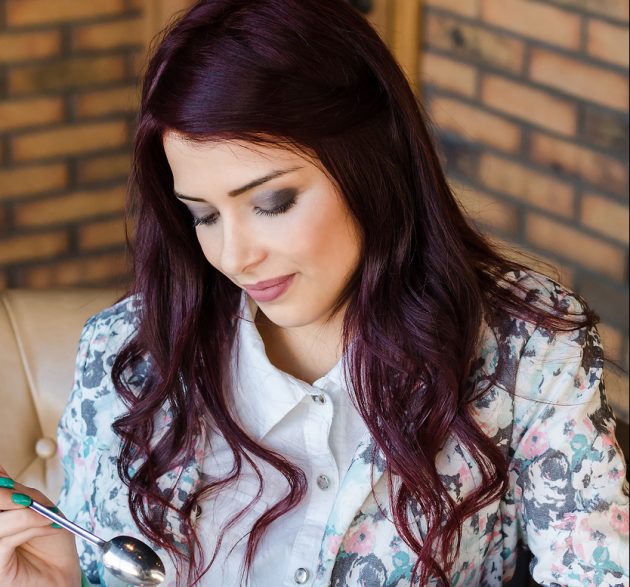 Inspirações de Cabelo Marsala para Cacheadas e Crespos: Dicas e Fotos