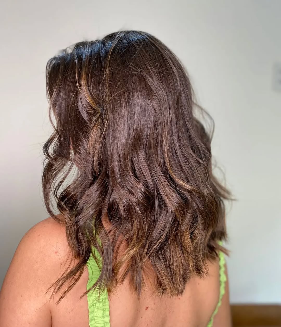 Cortes de cabelo que rejuvenescem: Além do médio repicado